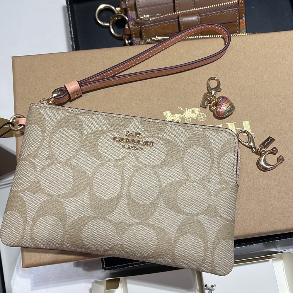 Coach Boxed Corner Zip Wristlet In Signature Canvas
Gold/Light Khaki/Faded Blush - Picture 7 of 16